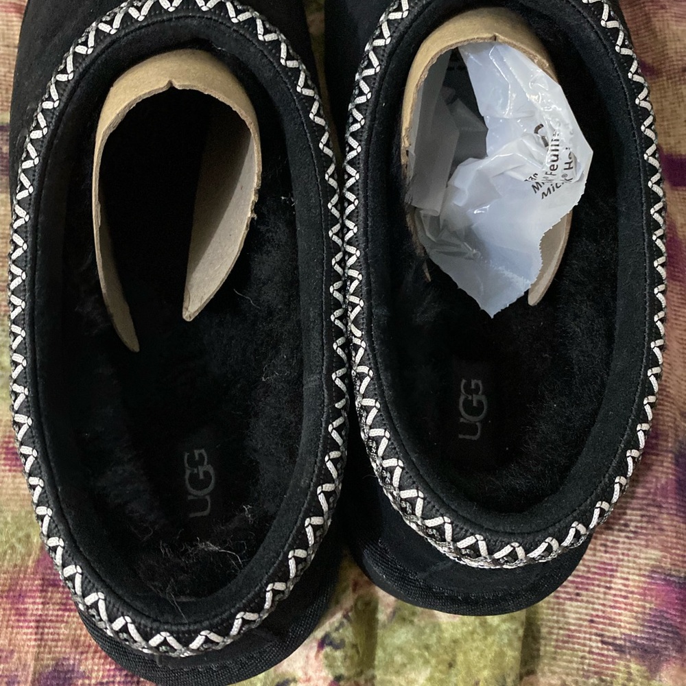 Hello, it is a men's shoe, size 12, new, never used, from the ugg brand. - Picture 5 of 14